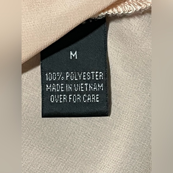 By & By Sleeveless Shirt Women’s Medium Pink Sheer Ruffle Neckline High Low Hem - Picture 6 of 7